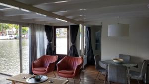 Rembrandt Square Boat的休息区