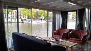 Rembrandt Square Boat的休息区