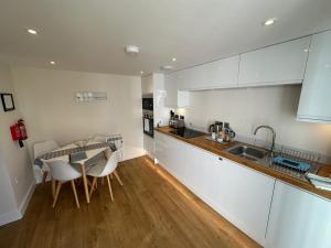 Kuchyň nebo kuchyňský kout v ubytování Crimpers Cottage