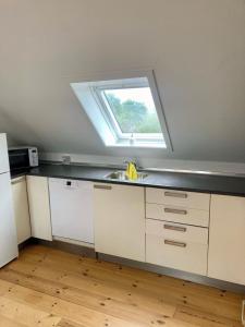 Η κουζίνα ή μικρή κουζίνα στο 3 Bedroom Apartment In Frederikshavn City With Free Parking