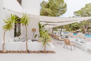 Bazén v ubytovaní Apartamentos Es Pujols - Emar Hotels alebo v jeho blízkosti