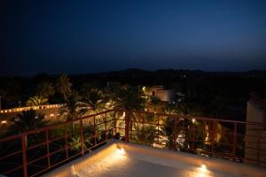 - un balcon avec vue sur la ville la nuit dans l'établissement Bait Almuallem By Nomad, à Nizwa 90 autres photos