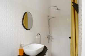 Bilik mandi di OYA Guest House