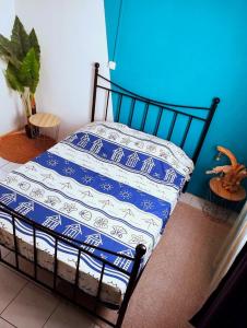 Postel nebo postele na pokoji v ubytování L'escale Foyalaise - wifi, clim, jardin créole, parking privatif