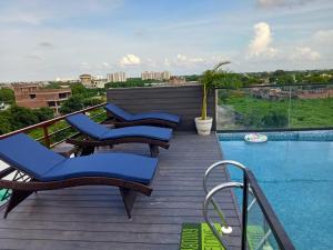 Bazén v ubytování THE TAJ PEARL HOTEL nebo v jeho okolí