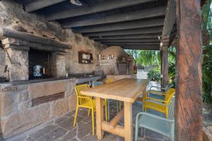 an outdoor kitchen with a wooden table and chairs at Casa Rural La Venta in Santa Cruz de Tenerife
