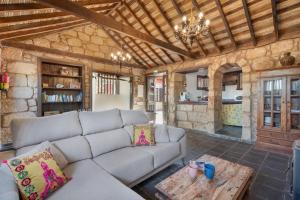 a living room with a couch and a table at Casa Rural La Venta in Santa Cruz de Tenerife