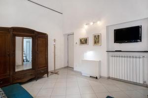 un soggiorno con una TV a schermo piatto su una parete di Loft nel Centro di Alassio ad Alassio