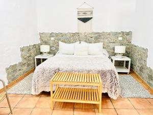 ein Schlafzimmer mit einem Bett mit zwei Tischen und zwei Lampen in der Unterkunft CASA ISABEL CENTRO Histórico in Arucas