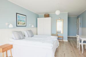 Postel nebo postele na pokoji v ubytování Hjorths Badehotel