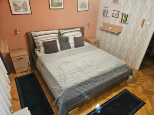 sypialnia z dużym łóżkiem z poduszkami w obiekcie Habos isler apartman 16 w mieście Szolnok