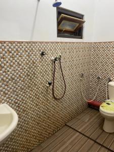 Koupelna v ubytování Beach Guest House Addalaichenai + 37 fotografií