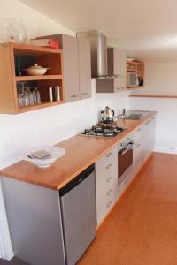 
A kitchen or kitchenette at Bright Woodlands Retreat
