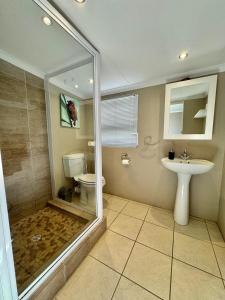 MalgasにあるBreede Getawayのシャワー、トイレ、洗面台を備えたバスルーム +13枚の写真