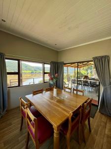MalgasにあるBreede Getawayのダイニングルーム(木製テーブル付)