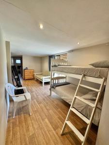 MalgasにあるBreede Getawayの二段ベッド2台と椅子が備わる客室です。