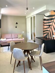 マントンにあるStudio de charme proche gareのテーブルと椅子とソファのあるリビングルーム +5枚の写真