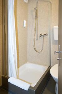 Koupelna v ubytování Hotel Rössli + 29 fotografií