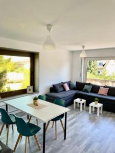 un salon avec un canapé et une table dans l'établissement Apartment mit Balkon, Stein bei Nürnberg, à Stein bei Nürnberg