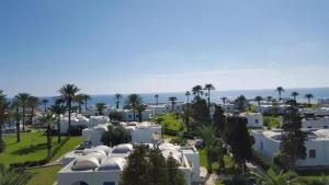 una vista aérea de casas blancas y palmeras en Bungalow de Luxe en Bord de Mer a Nabeul, en Douane