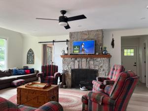 un soggiorno con due sedie e un camino di Davi's Lake House a Torrance