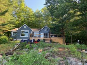 una casa blu in mezzo a un cortile di Davi's Lake House a Torrance