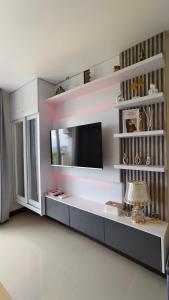 Μια τηλεόραση ή/και κέντρο ψυχαγωγίας στο Near beaches Airport and Tourist spot +8 φωτογραφίες