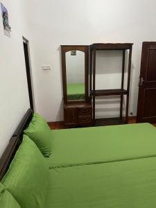 Postel nebo postele na pokoji v ubytování Beach Guest House Addalaichenai