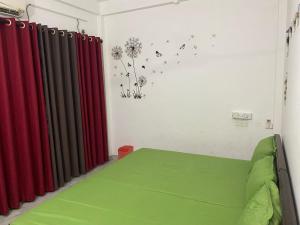Postel nebo postele na pokoji v ubytování Beach Guest House Addalaichenai