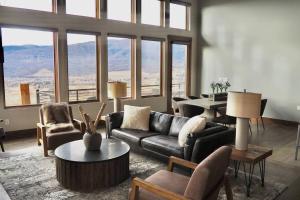 un salon avec un canapé et une table dans l'établissement Luxury Ridge Townhome, à Eden