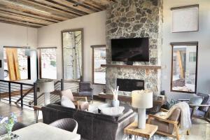 - un salon avec un canapé et une cheminée en pierre dans l'établissement Luxury Ridge Townhome, à Eden