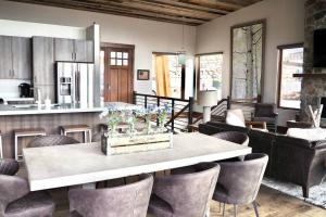 une cuisine et un salon avec une table et des chaises dans l'établissement Luxury Ridge Townhome, à Eden
