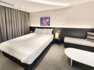 A bed or beds in a room at SOTA SUITE Yangyang Granbay
