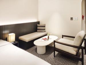 A seating area at SOTA SUITE Yangyang Granbay