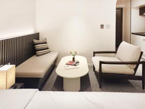 A seating area at SOTA SUITE Yangyang Granbay