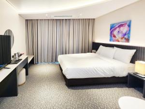A television and/or entertainment centre at SOTA SUITE Yangyang Granbay