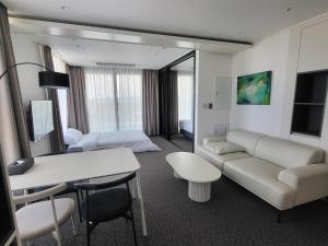 A television and/or entertainment centre at SOTA SUITE Yangyang Granbay