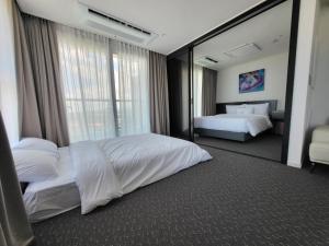 A bed or beds in a room at SOTA SUITE Yangyang Granbay