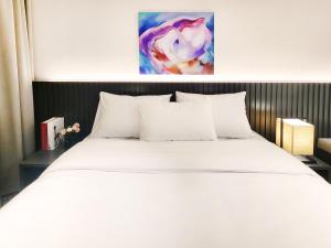 A bed or beds in a room at SOTA SUITE Yangyang Granbay