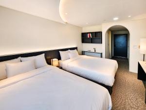 A bed or beds in a room at SOTA SUITE Yangyang Granbay