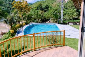 Luong SonLittle Bee的阳台旁边有带木栏杆的游泳池
