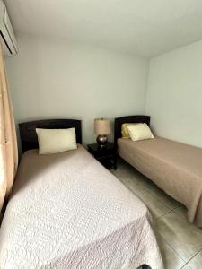 Ένα ή περισσότερα κρεβάτια σε δωμάτιο στο Supreme Serenity 2br2ba Ocotal Coastal Retreat