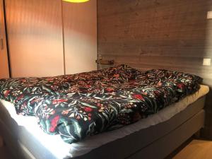 フネスダーレンにあるFunäsdalsfjällen för skidor, cykel, vandring och fiskeのベッド(カラフルな毛布付)