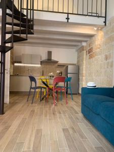 a kitchen and dining room with a table and chairs at Le Dimore del Castello in Nardò