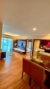 ein Wohnzimmer mit einem Glastisch und einer Couch in der Unterkunft BV2 HotelSuite homestay 2 bedrooms KK City Centre Near Imago in Kota Kinabalu