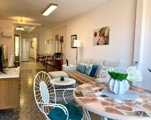 un soggiorno con un divano, un tavolo e delle sedie di Centrally-Located, Spacious Flat at Historic Centre & short walk to Beach ad Alicante