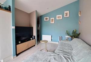 ベルク・シュル・メールにあるMaison des dunesの大きなベッドとテレビのある寝室
