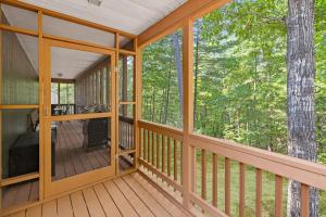 una veranda riparata con vista sui boschi di Hot Tub, Fire Pit, Grill, Screened Porch & WiFi a Basye