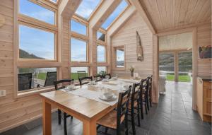 SørkvingoにあるSørkvingoのテーブルと椅子と窓のあるダイニングルーム