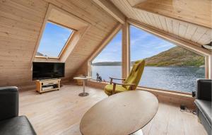 SørkvingoにあるSørkvingoの水辺の景色が見えるリビングルーム